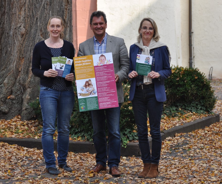 Das neue Programm der Reihe Elternkompass stellten vor (von links): Sylvia Gravius vom Diakonischen Werk, Bürgermeister Wolfgang Stein und Schulsozialarbeiterin Susanne Deivel. Foto: Stadt Wertheim