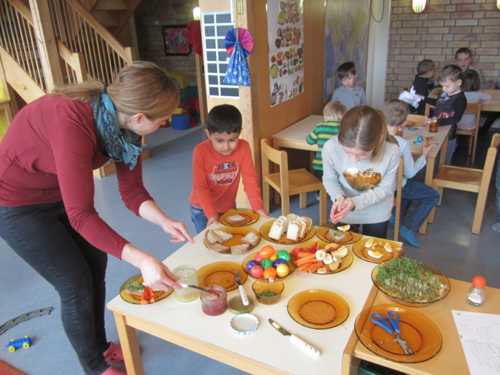 Osterbrunch in der Kita Höhefeld: Bei gemeinsamen Aktivitäten verbessern Kinder ihre Sprachfähigkeit. Foto: Kita Höhefeld