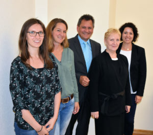 Ein Resümee zur Qualitätsoffensive Sprachförderung zogen (von links): Nadja-Esther Martin, Nicole Segner, Bürgermeister Wolfgang Stein, Tatjana Linke und Dr. Eva-Carolina Doll von der aim. Foto: Stadt Wertheim