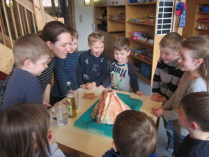 Beim Vulkanexperiment in der Kita Höhefeld werden die Kinder aktiv zum Sprechen bewegt. Foto: Kita Höhefeld